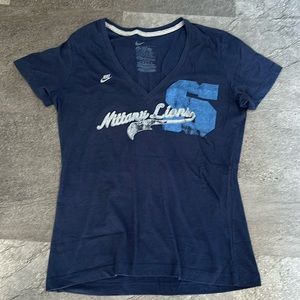Nike Penn State women’s V-neck shirt in good use condition! 🏈